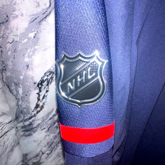 Adidas Washington Capitals NHL 1/4 Zip Pull over - Picture 3 of 9
